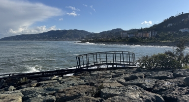 Rize'de hortum binanın çatısını uçurdu