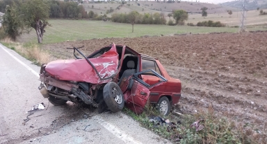 Samsun'da çarpışan otomobil ile minibüsün sürücüleri yaralandı