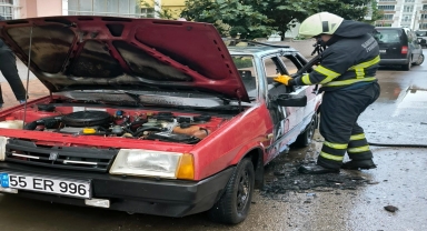 Samsun'da park halindeki otomobilde yangın çıktı