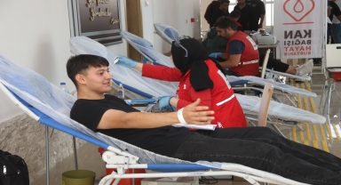 Taşova'da yüksekokul öğrencileri ve personelinden Türk Kızılaya kan bağışı