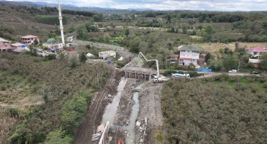 Terme'nin Bazlamaç Mahallesi'nde selde yıkılan köprünün yerine yenisi yapılıyor