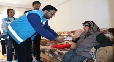 Amasya'da sağlıkçılardan, evde sağlık hizmeti alan 85 yaşındaki kadına pastalı sürpriz