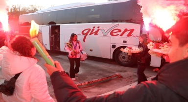 Avrupa şampiyonu milli kick boksçu Asuman, Kastamonu'da meşalelerle karşılandı