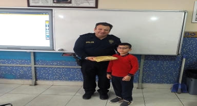 Bafra Emniyet Müdürü Öner'den kendisine tebrik kartı gönderen öğrenciye ziyaret