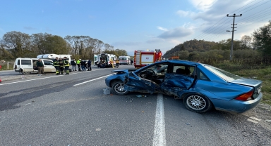 Bartın'da otomobille hafif ticari araç çarpıştı, 7 kişi yaralandı