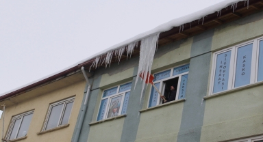 Bayburt'ta belediye ekiplerince tehlike oluşturan buz sarkıtları kırıldı