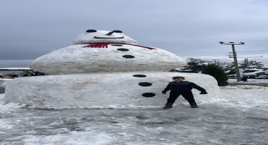 Bolu'da belediye işçileri dev kardan adam yaptı