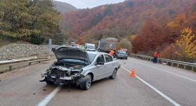 Boyabat’ta bariyere çarpan otomobilin sürücüsü yaralandı