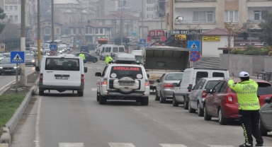 Boyabat'ta trafikte fermuar sistemiyle yaşama yol verilmesi uygulaması yapıldı