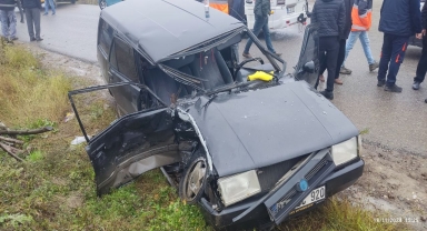 Düzce'de otomobil ile hafif ticari araç çarpıştı, 2 kişi yaralandı