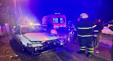 Düzce'de üç otomobilin karıştığı trafik kazasında 3 kişi yaralandı