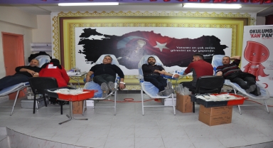 Gümüşhacıköy'de öğretmen ve velilerden Kızılay’a kan bağışı