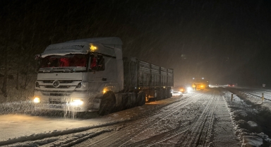 Ilgaz Dağı geçidinde kar yağışı nedeniyle yol ulaşıma kapandı