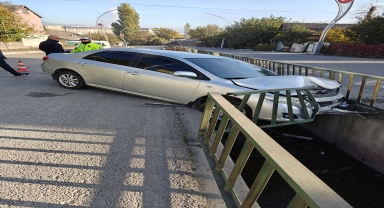 Karabük'te demir korkuluklara çarpan otomobilin sürücüsü yaralandı
