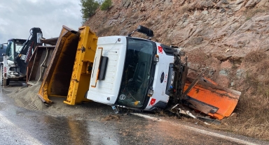 Karabük'te devrilen kar küreme ve tuzlama aracındaki 2 kişi yaralandı