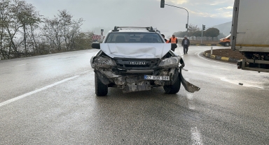 Kastamonu'da üç aracın karıştığı kazada 2 kişi yaralandı
