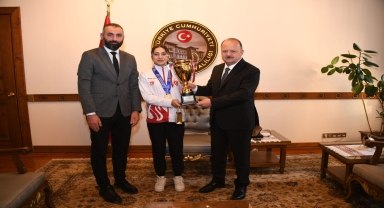 Kastamonu Valisi Dallı, Avrupa şampiyonu milli kick boksçu Asuman'ı tebrik etti
