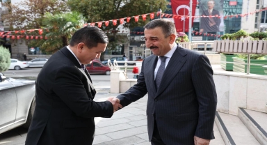 Kazakistan'ın İstanbul Başkonsolosu Amankul, Vali Hacıbektaşoğlu'nu ziyaret etti