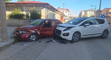 Samsun'da iki otomobilin çarpıştığı kazada karı koca yaralandı
