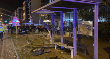 Samsun'da otomobil otobüs durağına çarptı, 3 üniversite öğrencisi yaralandı