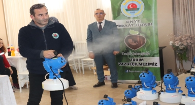 Ünye'de kahverengi kokarcayla mücadele için ilaçlama cihazı dağıtıldı