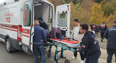 Zonguldak'ta devrilen otomobilde sıkışan çift yaralandı