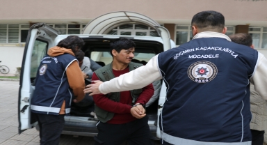 Amasya'da yol kontrolünde otomobildeki 4 düzensiz göçmen yakalandı