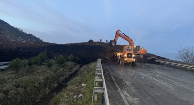 Artvin'de heyelan sonucu Karadeniz Sahil Yolu ulaşıma kapandı