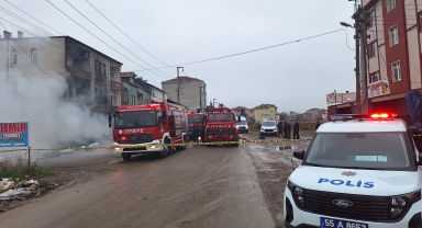 Bafra'da iş yerinde çıkan yangın söndürüldü