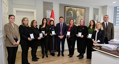 Başkan Kaya, Mor Pazar'ın gönüllü kadın çalışanlarına plaket takdim etti