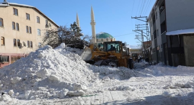 Bayburt'ta karla mücadele çalışmaları devam ediyor