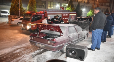 Boyabat'ta park halindeki otomobil, yangın sonucu hasar gördü