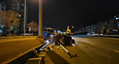 Çorum'da aydınlatma direği ve trafik levhalarına çarpan otomobilin sürücüsü yaralandı