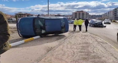 Çorum'da devrilen otomobilin sürücüsü yaralandı