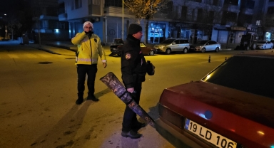 Çorum'da polisten kaçarken kaza yapan araçta silah yakalandı