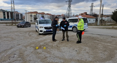 Çorum'da polisten kaçarken üzerindeki uyuşturucuyu dökmeye çalışan kişi yakalandı
