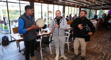 Düzce'de engelliler, çalışanları özel bireylerden oluşan kafede günlerini kutladı