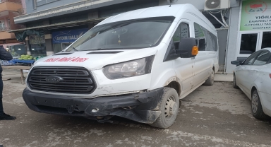 Düzce'de park halindeyken el freni boşalan hasta nakil aracı binaya çarptı