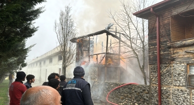 Düzce'de yangın çıkan ahşap ev kullanılamaz hale geldi