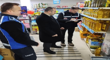 Gerze'de marketlerde fiyat ve etiket denetimi yapıldı