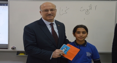 Havza Gençlik ve Spor Müdürü Uzun'dan kendisine kartpostal gönderen öğrenciye hediye