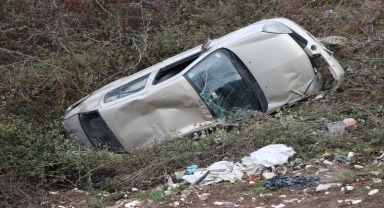 Karabük'te şarampole devrilen otomobilin sürücüsü yaralandı