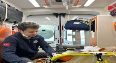Kastamonu'da 112 ekibi kalp krizi geçirdiği için yolda yatan hastayı hayata döndürdü