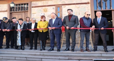 Kastamonu'da akademisyenler tarafından seramik sergisi açıldı