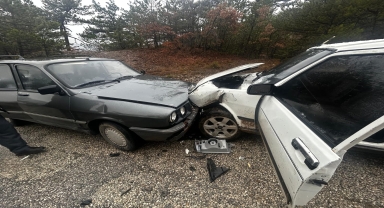 Kastamonu'da iki otomobilin çarpıştığı kazada 2 kişi yaralandı