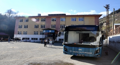 Köylerdeki çocuklar Gezici Kütüphane'nin yolunu gözlüyor