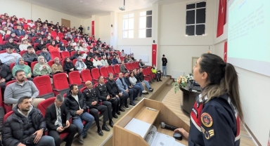Merzifon'da üniversite öğrencileri jandarma ekiplerince bilgilendirildi