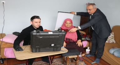Of'ta hasta, yaşlı ve engellilere evde çipli kimlik kartı hizmeti sunuluyor