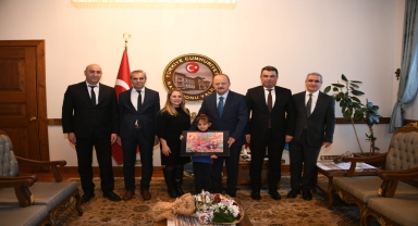Resim yarışmasında Türkiye ikincisi olan Güneş Kuruoğlu, Vali Dallı'yı ziyaret etti