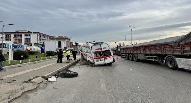 Samsun'da tırla çarpışan ambulansın şoförünün yaralandığı kaza güvenlik kamerasında